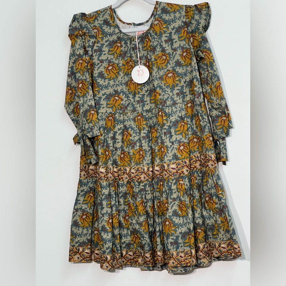 Victoria Dunn NWT mini, size medium has belt.